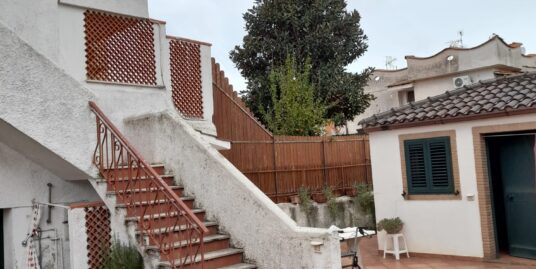 RIF. A222 – Appartamento indipendente mq. 110 ca. – balconi – giardino – garage + dependance