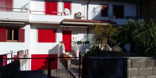 RIF. B44 – Villetta a schiera in zona V. La Neve – Ottimo stato e doppio giardino di proprietà esclusiva –