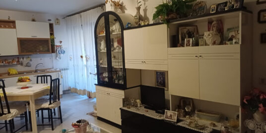 RIF. A227 – A Latina Quartiere Q4 – Appartamento in ottimo stato con balconi + 2 posti auto di proprietà custoditi –