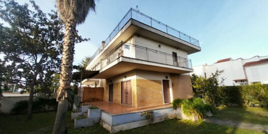 RIF. B40 – Villa Bifamiliare di Prestigio a Terracina in Res. Esclusivo Maga Circe – VISTA MARE – RISTRUTTURATA – LATO MARE