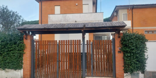 RIF. B95 – Villa Bifamiliare angolare con ampio giardino – Nelle vicinanze del mare