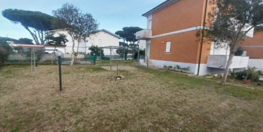 RIF. B95 – In Esclusiva – Villa Bifamiliare angolare con ampio giardino a Terracina