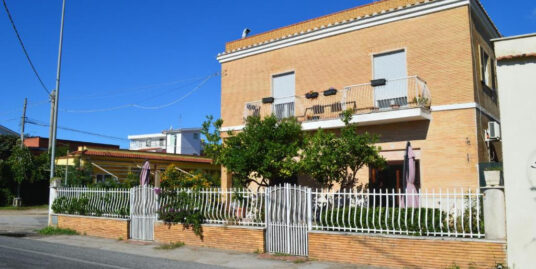 RIF. B136 – Palazzina completamente ristrutturata con ampio giardino vicino al mare in zona Foce Sisto –