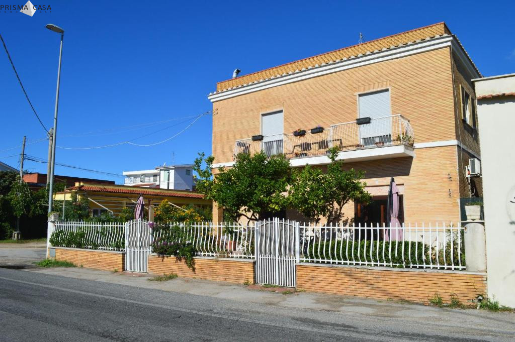 RIF. B136 – Palazzina completamente ristrutturata con ampio giardino vicino al mare in zona Foce Sisto –